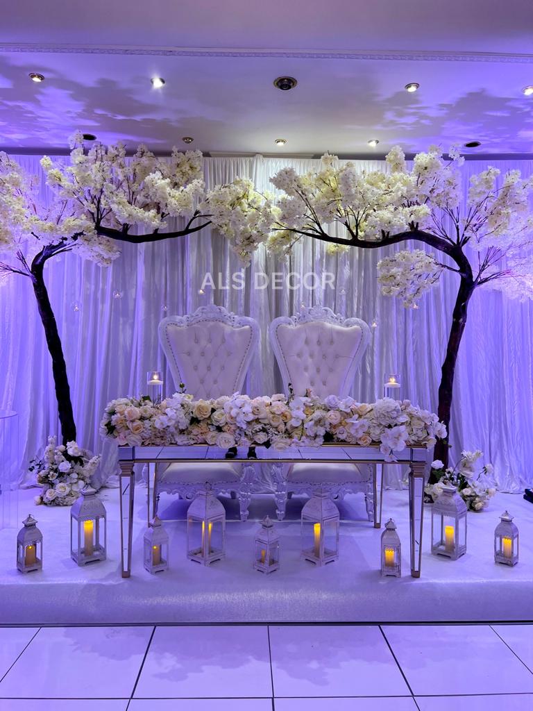 Elegance Unveiled: Wedding Head Table Setup