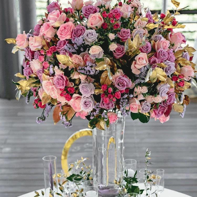 Elegance Blooms: Modern Wedding Centerpiece with Fresh Flowers